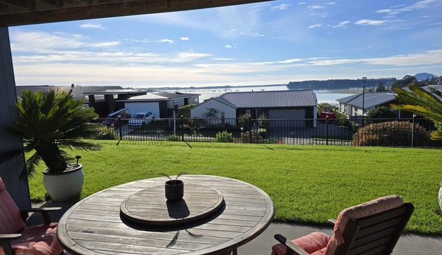 Omokoroa Sea View Apartment, stunning views, amazing sun rises, quiet spot
