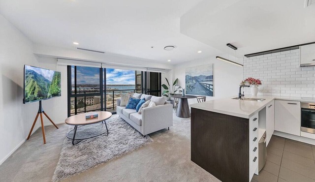 One Bed Harbour Views, Pool & Parking on Hobson St