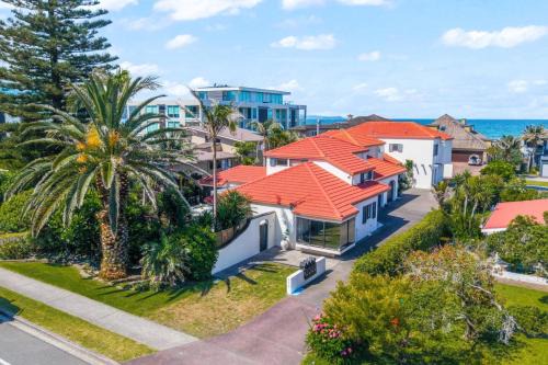 Orewa Beachside Escape - Backyard & BBQ