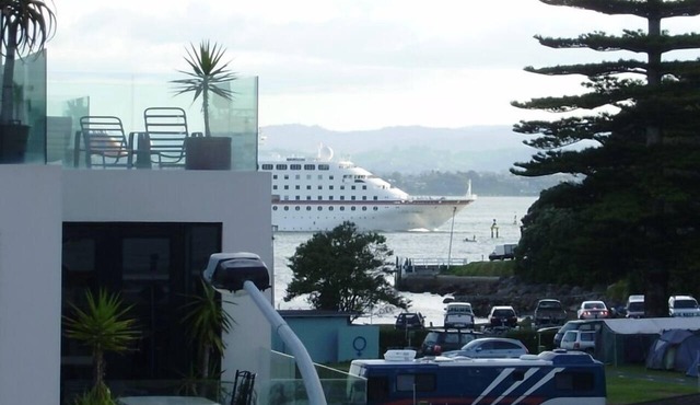 Pacific Island-style @ the foot of 'Mauao' Mount Maunganui