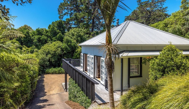 Palm Grove – A Relaxed Onetangi Bush Retreat in Waiheke Island