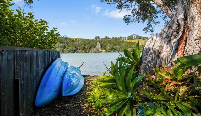 Panoramic Ocean Escape with Deck, BBQ & Sea Views in Hibiscus Coast