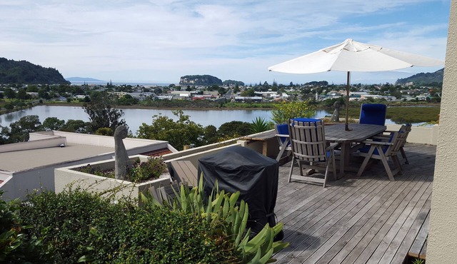 Panoramic Position: Iconic Whangamata Private 4 bedroom with indoor/outdoor flow in Whangamatā