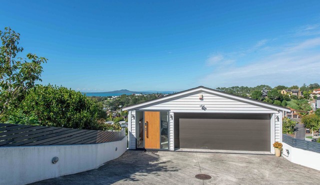 Panoramic Sea views 6BR Getaway @ Murrays Bay in Auckland