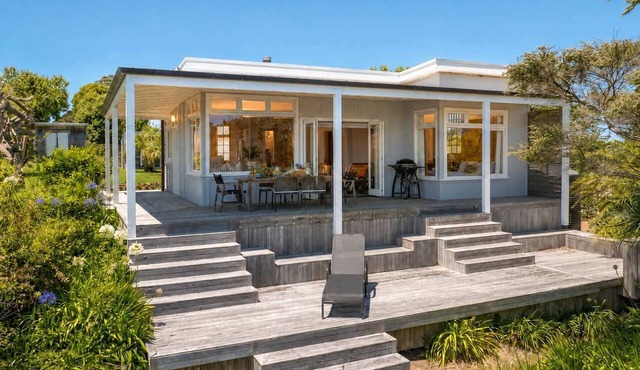 Pat's Bach - Elevated Bay Views Over Little Oneroa