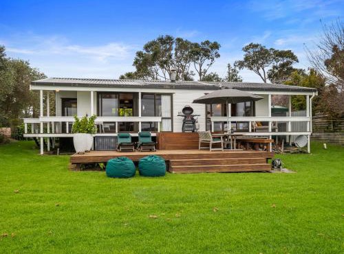 Peaceful Picnic Bay - Surfdale Holiday Home in Auckland