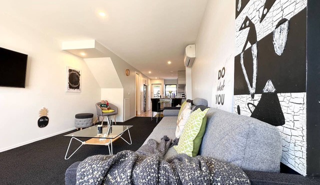 Peacock townhouse with garage and balcony in Christchurch in Christchurch