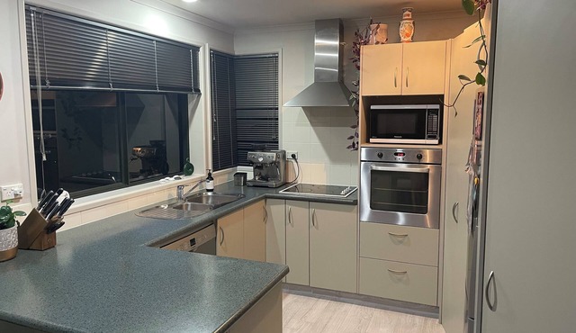Perfect coastal holiday in a central Papamoa Beach location in Papamoa