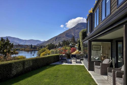 Perfect on the Peninsula with Lake View and Hot Tub in Frankton