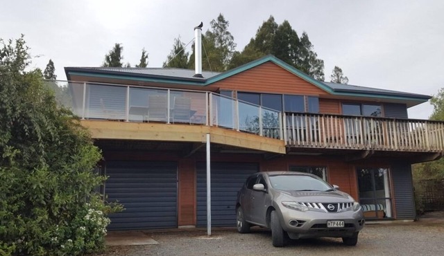 PET FRIENDLY HOLIDAY HOME WITH AMAZING VIEWS OF LAKE BRUNNER in Moana