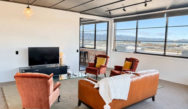 Petone Ocean Views | 3BR | Shops + Parking in Lower Hutt