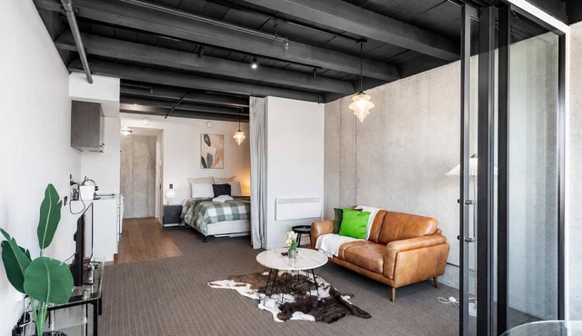 Petone Studio Stay | Balcony + Bath and Tub in Lower Hutt