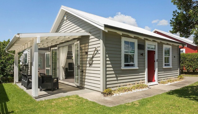 Pohutukawa Cottage Escape to paradise at this stylish Waihi Beach holiday home!
