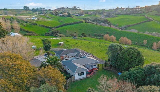Pokeno Country Retreat | Spa, BBQ and Rural Views