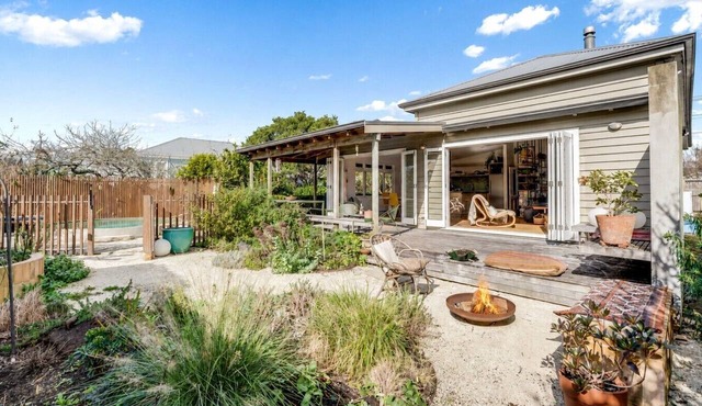 Pool + Fire Pit + Projector | Walk to Eden Park | Designer Retreat in Auckland