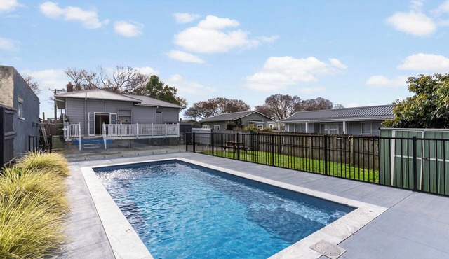 Poolside Pause - Auckland Holiday Home in Auckland