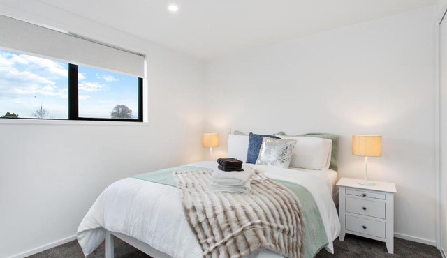 Prime Location Cosy Warm Free Off Street Park in Christchurch