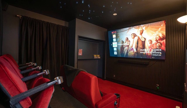 🎞️ Private Cinema, Games Room, 6 Ensuites.Superhost,Free Parking, MiniGolf in Christchurch