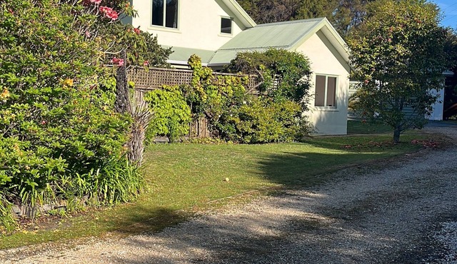 Private cottage 3 mins walk to beach sleeps 5 Rangihaeata Takaka Golden Bay in Rangihaeata