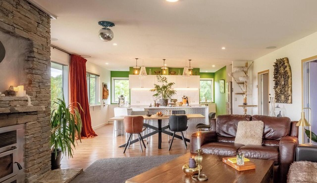 Private & Peaceful Riverside Art House with Sauna | 10 Minutes From Wānaka in Luggate