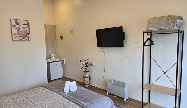 Private Studio Sleepout in Aucklands Convenient Location