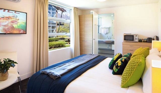 QT Studio Stay | Lakeside Location, Wi-Fi, Parking in Queenstown