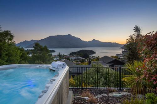 Queenscliff Villa - outstanding views and close to town in Queenstown