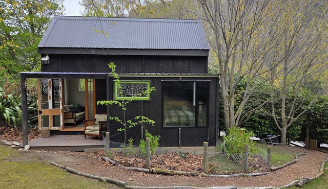 Queenstown cycle trail tiny house accommodation - please note, no vehicle access in Arrow Junction