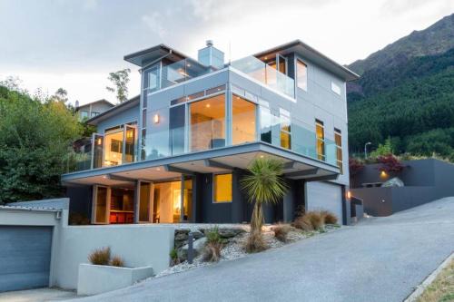 QUEENSTOWN FERNHILL HOUSE in Queenstown