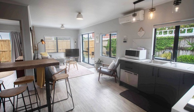 Quiet Escape with Lake Access and Kayaks | Peaceful Cosy Cottage in Rotorua
