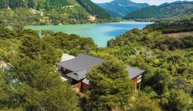 Quiet seclusion beside the sea with spa pool. Pet friendly (no cats covenant) in Kaiuma Bay