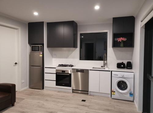Rabbits Home- Secure Gated Parking, River Road Executive