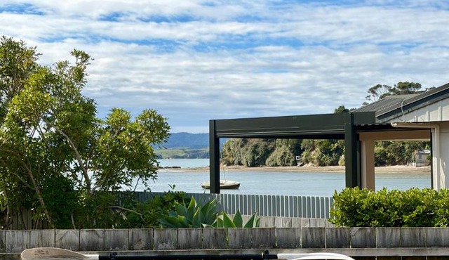 Raglan Crib - Hot Tub, Fire Pit, SUP, Pets & Harbour View in Raglan