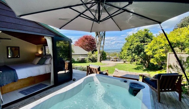 Raglan View Cottage Spa Pool in Raglan