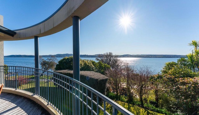 Rainbow Point Yacht Club - Taupo Holiday Home in Taupo