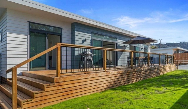 Recline on Leo | Dog-Friendly, 400m to Beach in Waihi Beach
