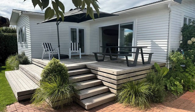 Relax at Mere Road Retreat, a quiet escape perfectly positioned near the lake! in Taupō