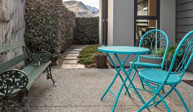 Relax in Beautiful Lake Hayes in Lake Hayes Estate