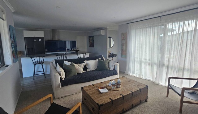Relax in Beautiful Papamoa – Stylish, Comfortable Home Close to the Beach in Tauranga