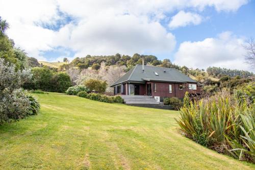 Relaxed Kiwi Bach Over Akaroa Harbour - Port Watch in Akaroa