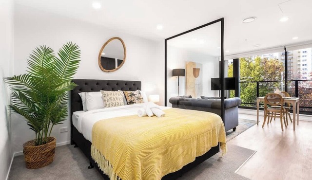 Relaxing CBD Parkside Aircon Studio vs Pool & Gym