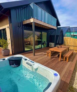 Remarkable View with Outdoor Hot Tub in Queenstown