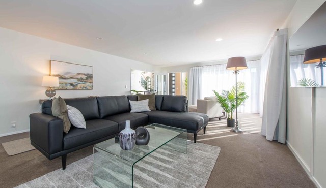 Remuera Elegance - Spacious & Stylish 6-BR House in Auckland