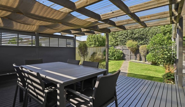 Retreat@23B - Stylish 2BR, Covered Deck, Sleeps 4