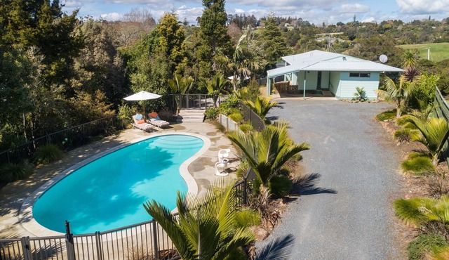 RETRO RIVER RETREAT - KERIKERI HOLIDAY HOME, with pool in Kerikeri