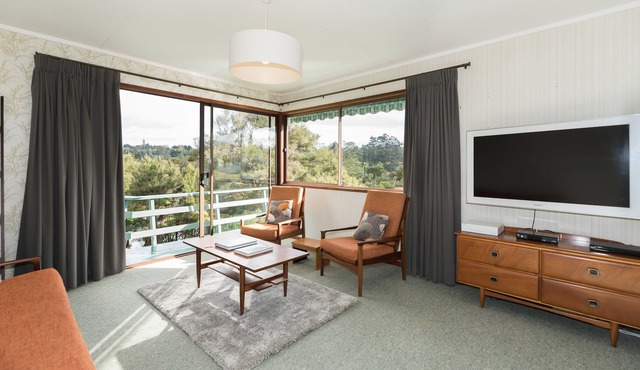 RETRO RIVER RETREAT - KERIKERI HOLIDAY HOME, with pool in Kerikeri in Kerikeri