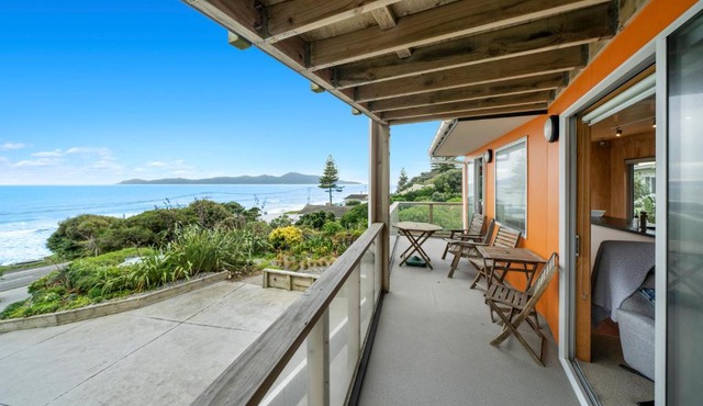 Rippling Waves Lookout - Raumati South Home in Paraparaumu