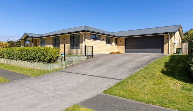 Riverview on Hindmarsh - retreat with elevated stunning Waikato River views in Taupo in Taupō