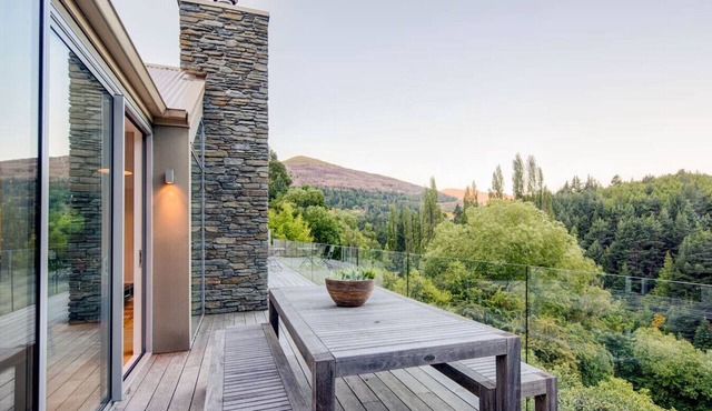 Riverview Retreat Queenstown (4 Bed) by MajorDomo | Arthur`s Point Alpine Villa with Shotover River Views & Spa Pool. in Queenstown