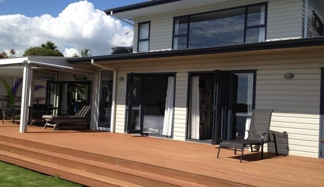 Robyn's Waterfront Retreat - Tui
